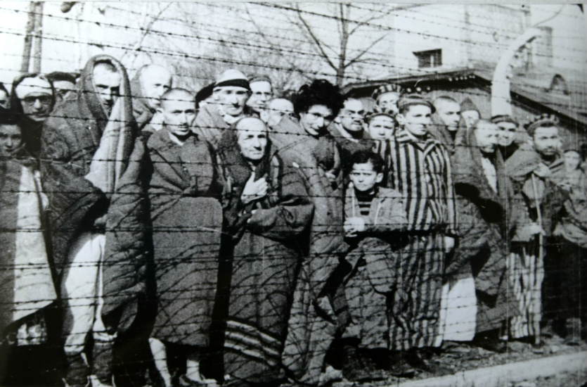 Aby przetrwać więźniowie Auschwitz-Birkenau musieli cały czas "organizować" dodatkową żywność (domena publiczna).