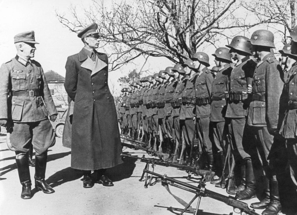 Własow w towarzystwie niemieckiego generała dokonuje inspekcji jednostek Rosyjskiej Armii Wyzwoleńczej (domena publiczna).
