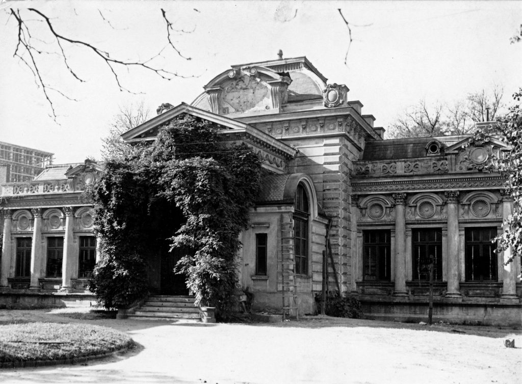 Popadający w ruinę budynek carskiej ambasady w Bukareszcie na zdjęciu z 1925 roku. Gmach został rozebrany w 1934 roku (domena publiczna).