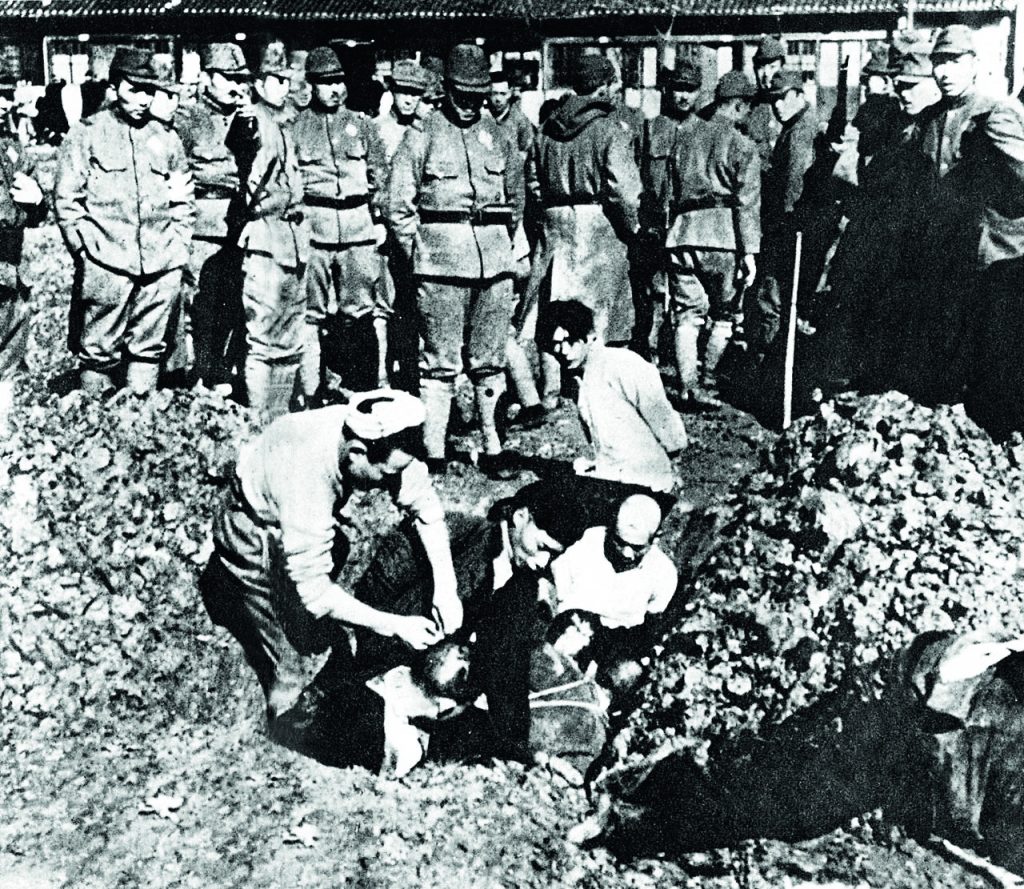 Japońscy jeńcy zakopywani żywcem w Nankinie (domena publiczna).
