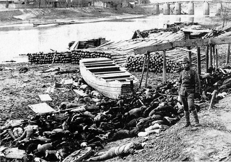 Ciała pomordowanych nad rzeką Qinhuai w Nankinie (Moriyasu Murase/domena publiczna).