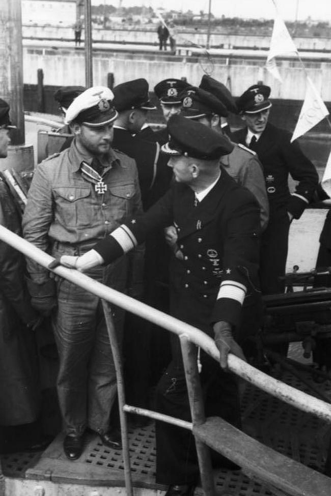 Fritz-Julius Lemp i Karl Dönitz na pokładzie U-30. Zdjęcie z sierpnia 1940 roku (Bundesarchiv/ Peter/CC-BY-SA 3.0).