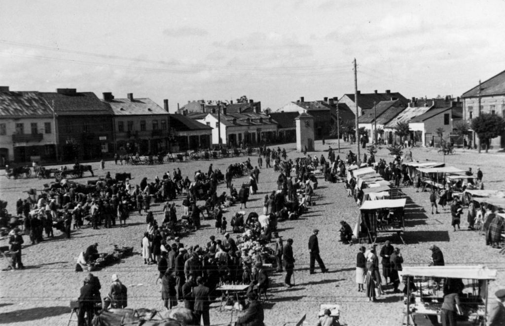 Plac targowy w Końskich na zdjęciu z 1943 roku (domena publiczna).