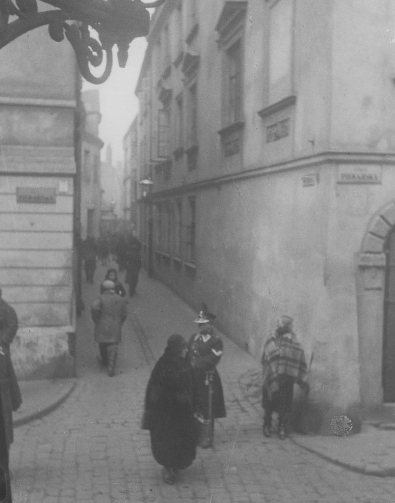 Warszawski policjant patrolujący ulice (domena publiczna).