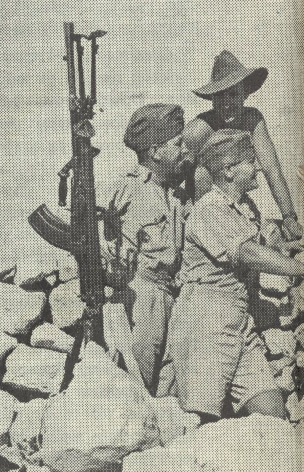 Polscy i australijscy żołnierze w trakcie obrony Tobruku (domena publiczna).
