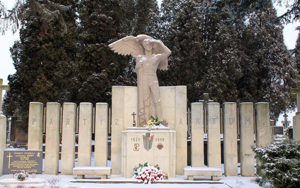 Pomnik Partyzantom na cmentarzu w Końskich. Spoczywa tam między innymi Waldemar Szwiec "Robot" (bonczek_hydroforgroup/CC BY-SA 2.0).
