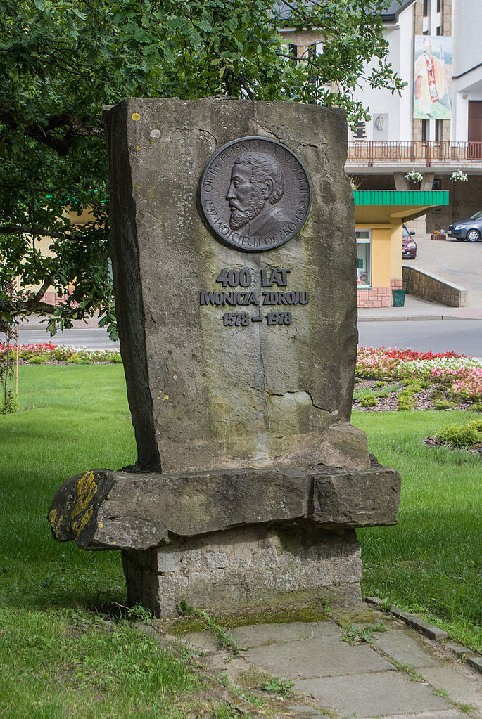 Pomnik upamiętniający Wojciecha Oczkę w Iwoniczu-Zdroju (Adam Kliczek/CC-BY-SA-3.0).