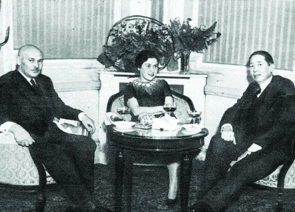 Sowieci nawiązali relacje dyplomatyczne z Rumunami dopiero w 1934 roku. Na zdjęciu pierwszy od lewej ambasador  Michaił Ostrowski (domena publiczna).