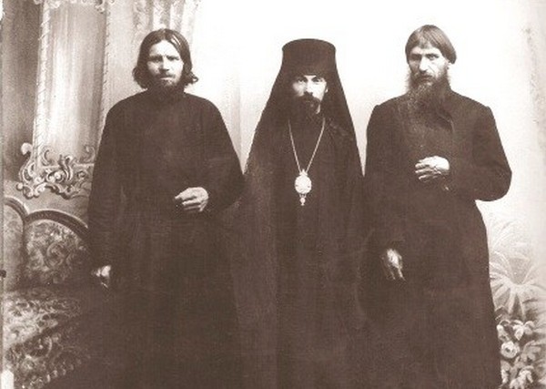 Rasputin (pierwszy od prawej) na zdjęciu 1909 roku (domena publiczna).