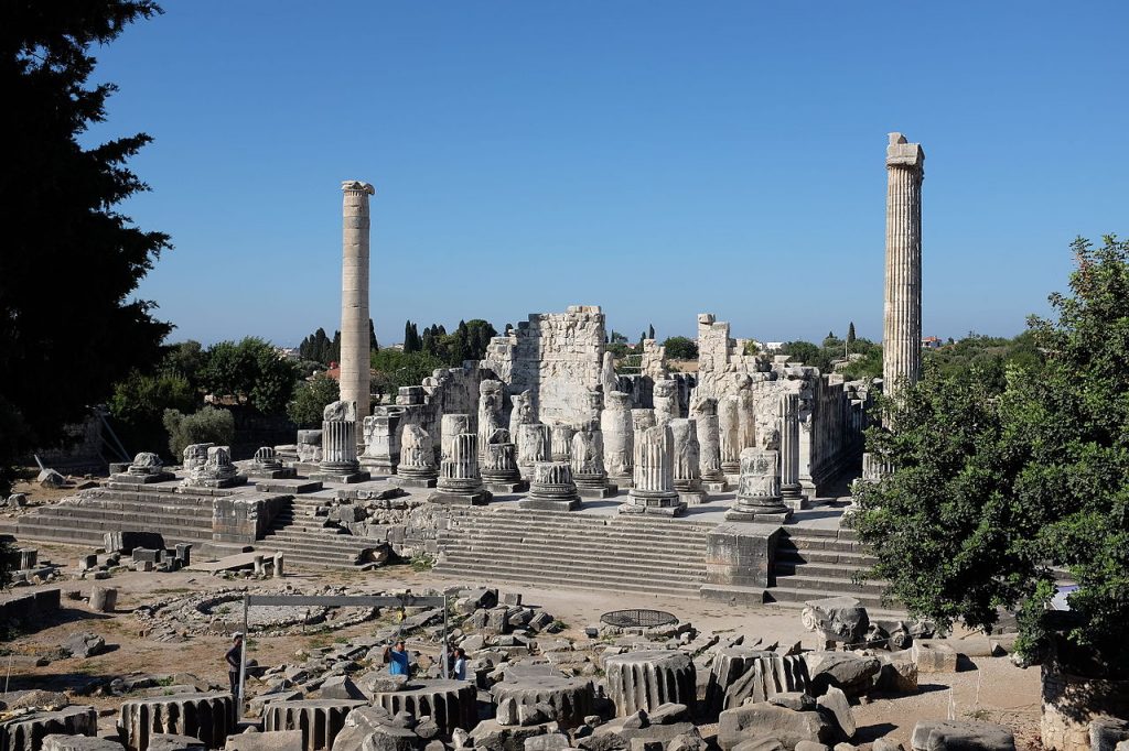 Ruiny świątyni Apolla w Didymie. Tam równie ściągali starożytni Grecy, aby zasięgnąć rad słynnych wieszczek (AlexanderVanLoon/CC BY-SA 4.0).