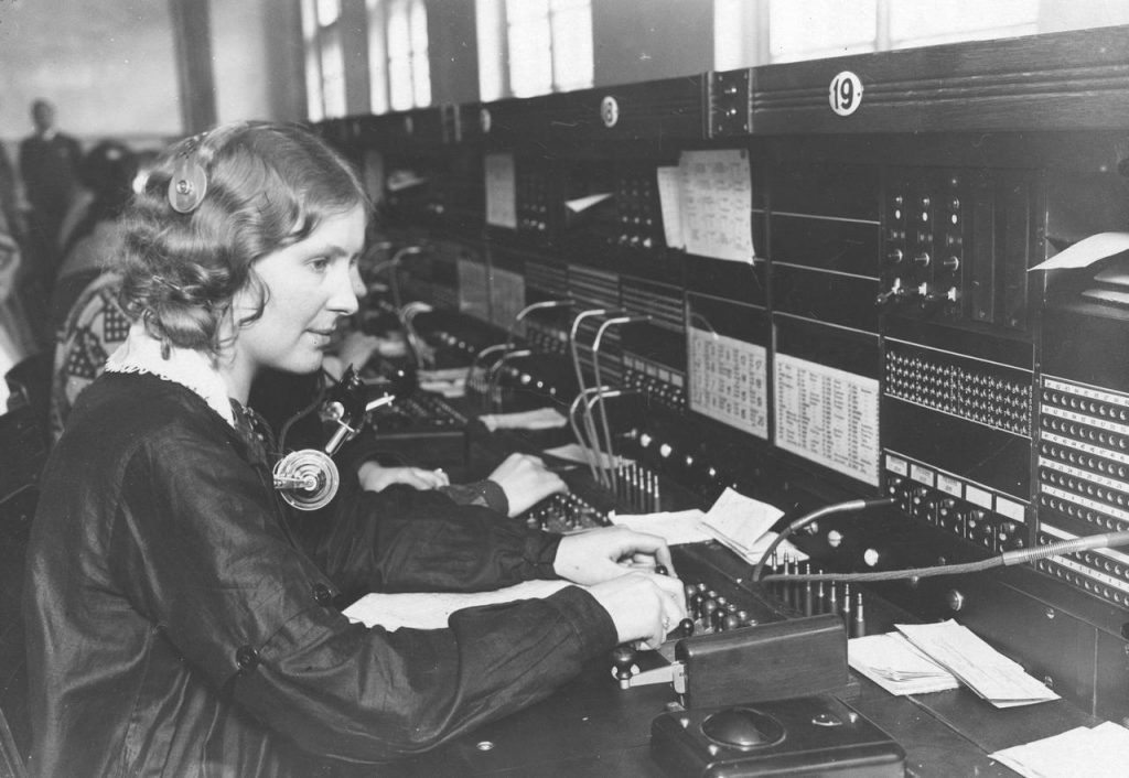 Telefonistka podczas pracy. Zdjęcie z lat 30 (domena publiczna).