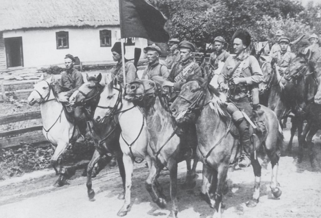 Bolszewicka kawaleria wkraaczająca do Ciechanowa 8 sierpnia 1920 roku. Zdjęcie z książki Ciechanów 1920 (materiały prasowe).