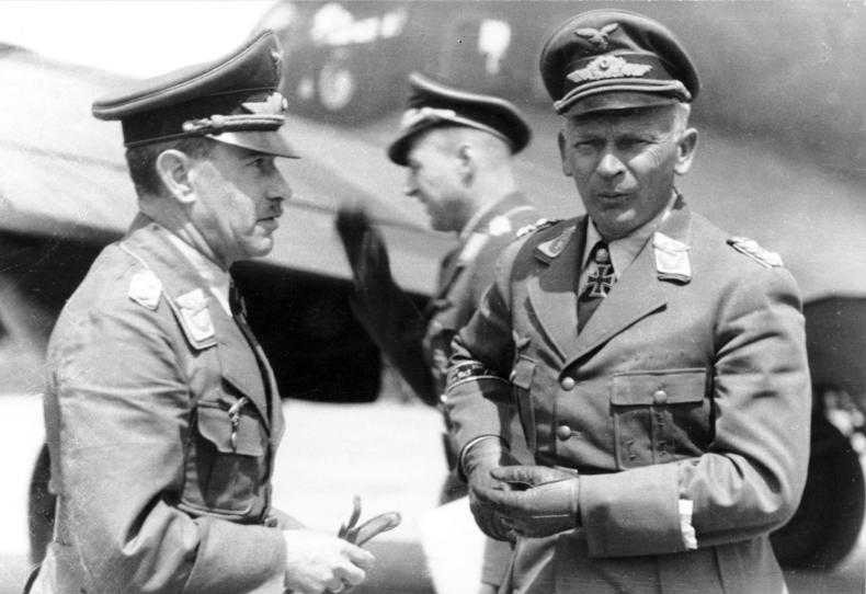 Dowodzący atakiem na Geurnikę Wolfram von Richthofen (po prawej) już jako generał na zdjęciu z 1942 roku (Bundesarchiv/Briecke/CC-BY-SA 3.0).