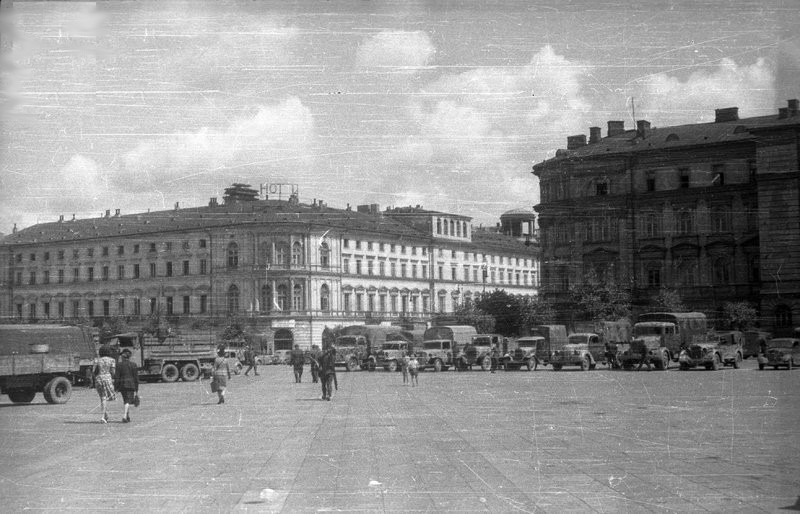 Ewakuacja niemieckich archiwów z Warszawy. Lipiec 1944 roku (Stefan Bałuk/domena publiczna).