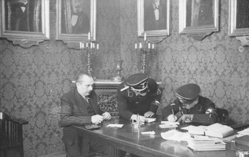 Josef Löwenherz (pierwszy od lewej), Herbert Hagen i Adolf Eichmann na zdjęciu wykonanym podczas nalotu SS na siedzibę IKG (Bundesarchiv/CC-BY-SA 3.0).