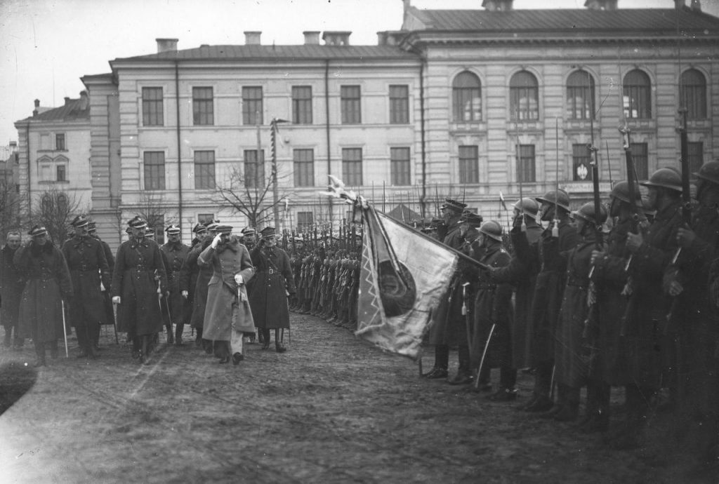 Józf Piłsudski dokonuje przeglądu wojska w zajętym Wilnie. Kwiecień 1919 (domena publiczna).