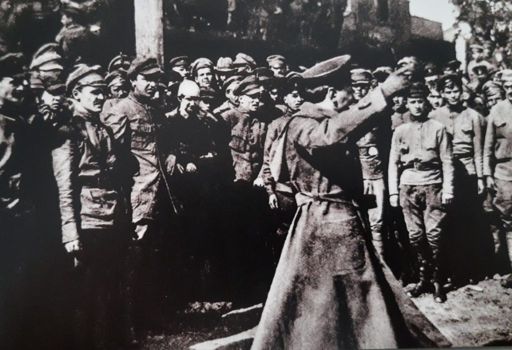 Żołnierze Armii Czerwonej słuchają przemówienia politruka. Lato 1920 (domena publiczna).