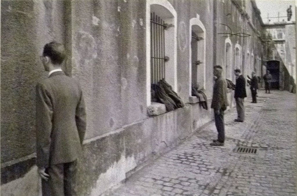 Nowo przybyli więźniowie do Breendonk. Zdjęcie z lipca 1941 roku (domena publiczna).