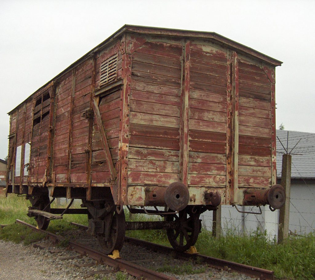 Od kwietnia 1943 roku właśnie takimi bydlęcymi wagonami transportowano belgijskich Żydów do Auschwitz (domena publiczna).