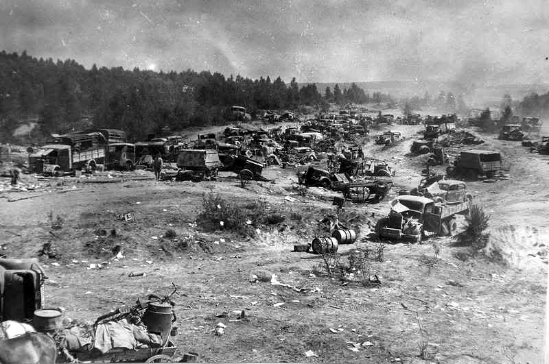 Operacja "Bagration" była miażdżącym ciosem dla Wehrmachtu. Na zdjęciu zniszczony i porzucony sprzęt niemieckiej 9. Armii (domena publiczna).