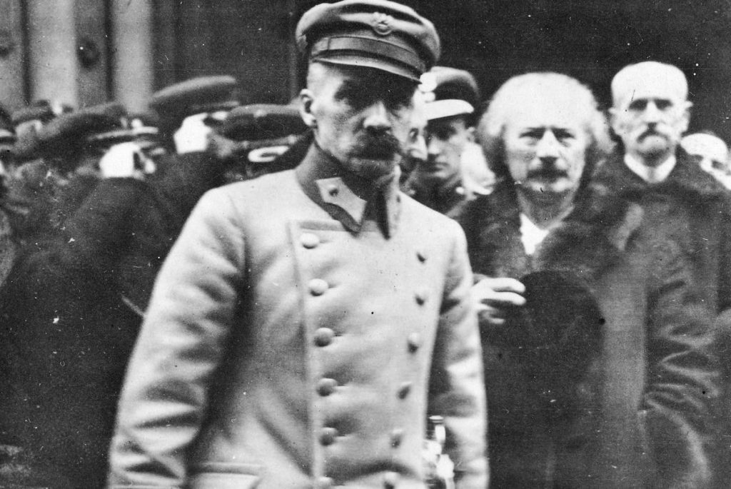 Już w lutym 1919 roku Józef Piłsudski wprowadził na terenie całej polski powszechny obowiązek szkolny do 14 roku życia (domena publiczna).