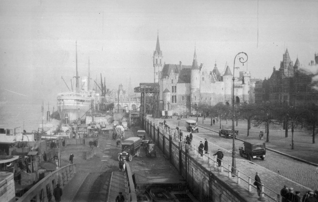 Port w Antwerpii ma zdjęciu z okresu międzywojennego (domena publiczna).