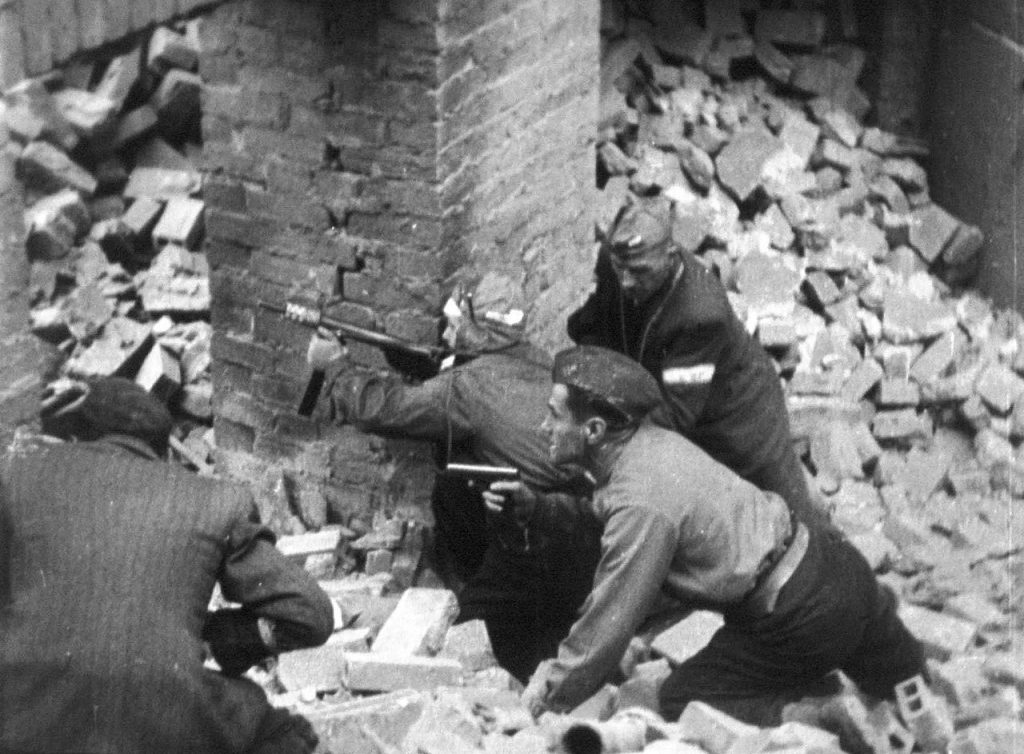 Warszawiacy za wszelką cenę chcieli zemścić się z bronią w ręku na Niemcach (domena publiczna).