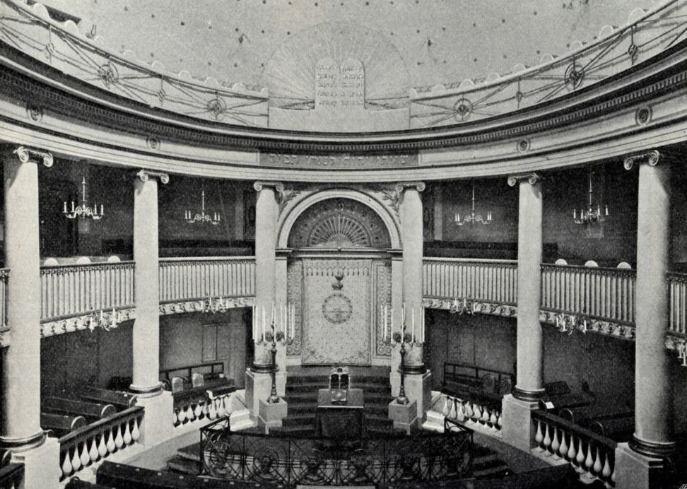 Wnętrze głównej wiedeńskiej synagogi Stadttempel na zdjęciu z początku XX wieku (domena publiczna).