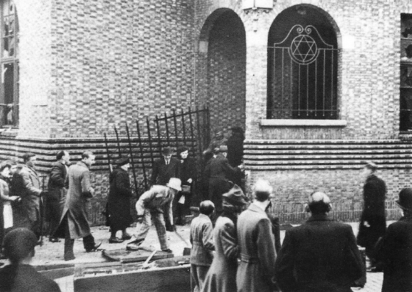 Zniszczona synagoda podczas antyżydowskich rozruchów w Antwerpii z kwietnia 1941 roku (domena publiczna).