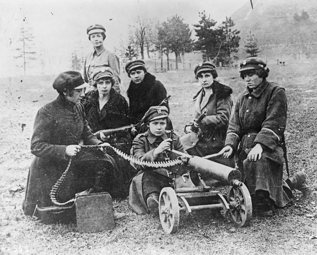 Żołnierki Ochotniczej Legi Kobiet na zdjęciu z 1920 roku (domena publiczna).