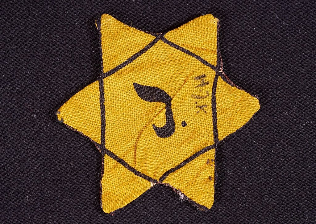 Żółta Gwiazda Dawida, którą nosili belgijscy Żydzi w czasie okupacji (DRG-fan/CC BY-SA 4.0).