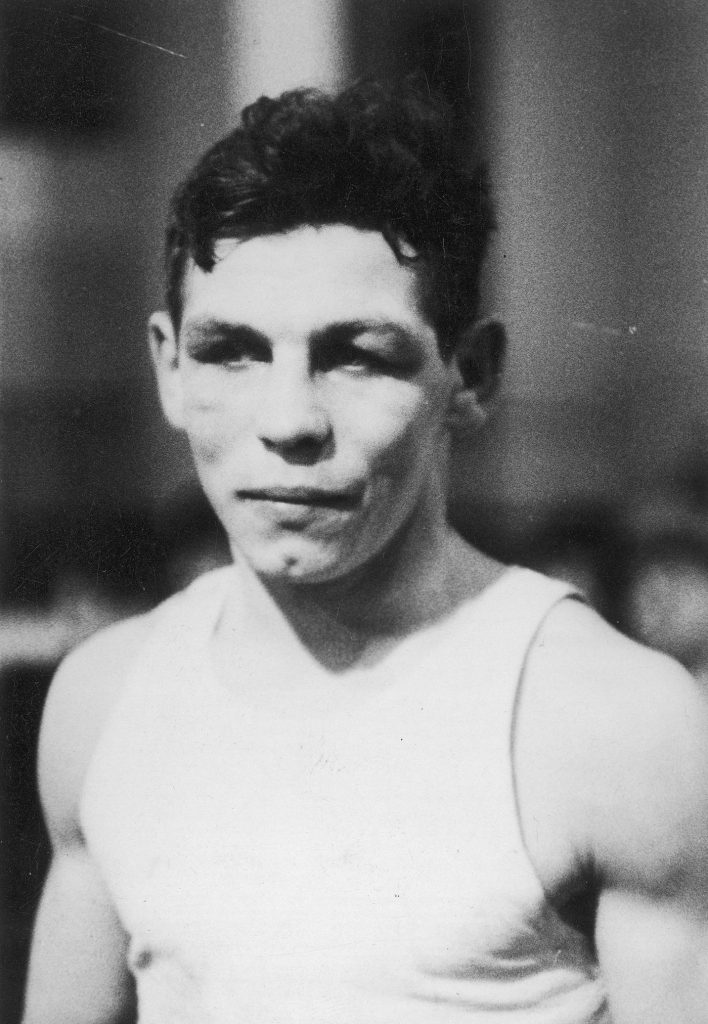 Czortek na zdjęciu wykonanym po tym jak w kwietniu 1939 roku zdobył mistrzostwo polski w wadze piórkowej (domena publiczna).