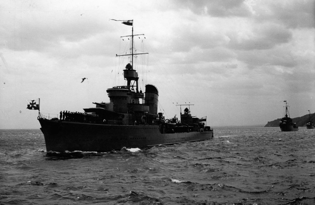 ORP "Błyskawica" na zdjęciu wykonanym w czasie obchodów Święta Morza w 1938 roku (domena publiczna).