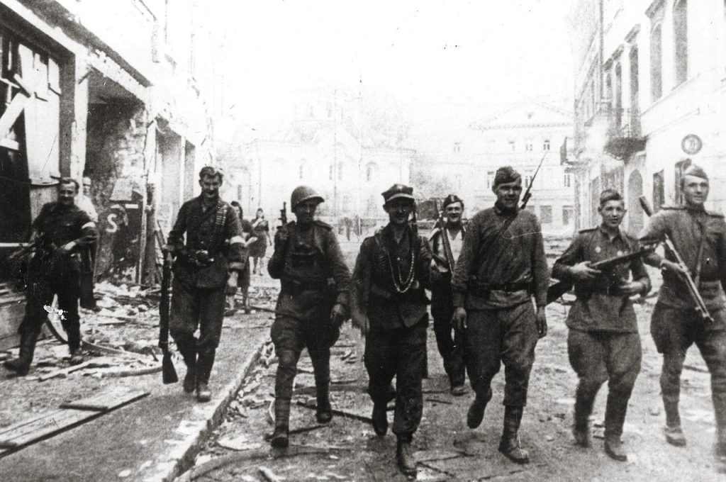 Wspólny patrol żołnierzy Armii Krajowej i czerwonoarmistów po zajęciu Wilna (domena publiczna).