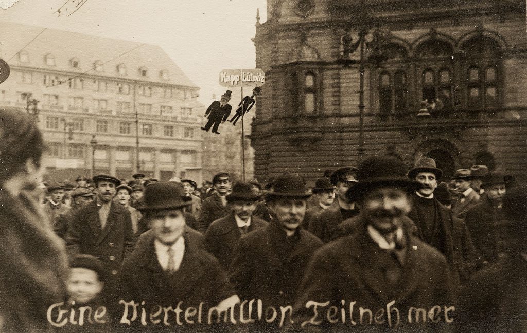 Berlińczycy protestujący przeciwko puczowi Kappa-Lüttwitza (domena publiczna). 