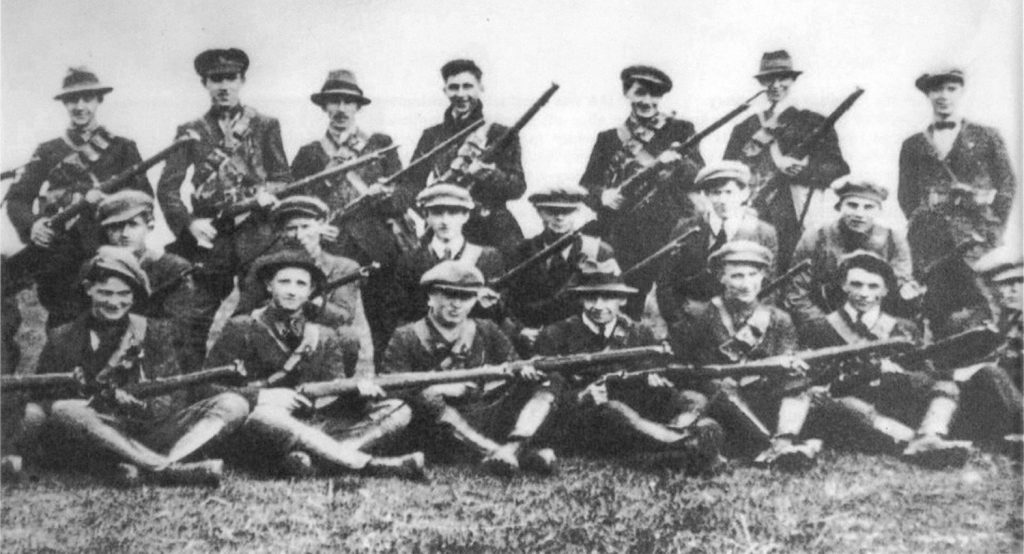 Członkowie jednego z oddziałów IRA walczących o niepodległość Irlandii (domena publiczna).