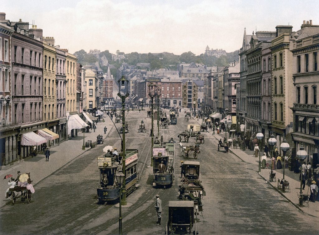 Główna ulica Cork na zdjęciu z około 1900 roku. Dwadzieścia lat później stanęła ona w ogniu (domena publiczna).