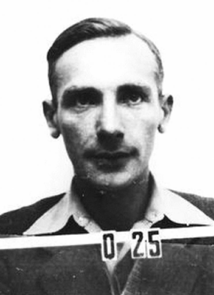 Józef Rotblat na zdjęciu wykonanym w okresie, gdy pracował przy budowie amerykańskiej bomby atomowej (domena publiczna).