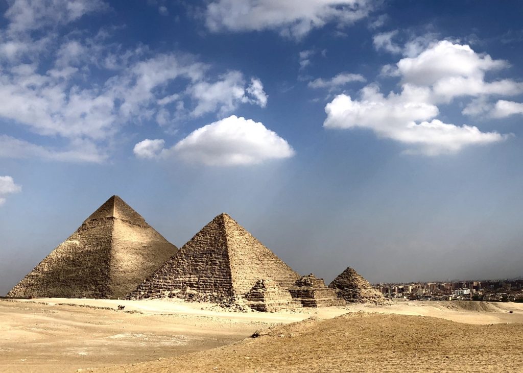 Herodot twierdził, że przy budowie piramidy Cheopsa pracowało jednocześnie 100 000 niewolników (domena publiczna).