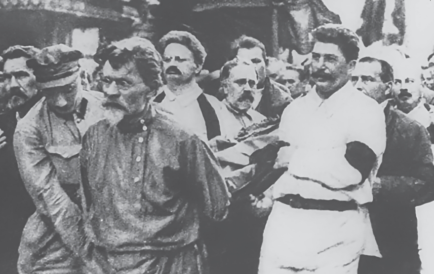Stalin i Trocki niosący trumnę ze zwłokami Feliksa Dzierżyńskiego. Zdjęcie z książki (materiały prasowe).