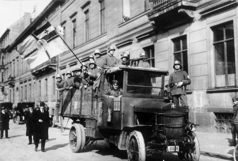 Uczestnicy puczu z cesarską flaga oraz swastykami na hełmach i ciężarówce (Bundesarchiv/CC-BY-SA 3.0).