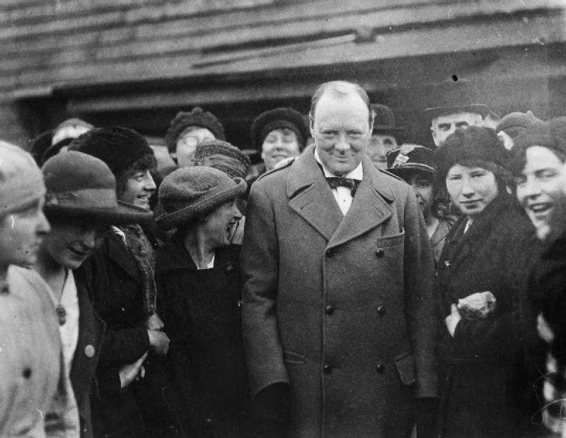 Winston Churchill (tutaj na zdjęciu z 1918 roku) był zwolennikiem zdecydowanej odpowiedzi na ataki IRA (domena publiczna).