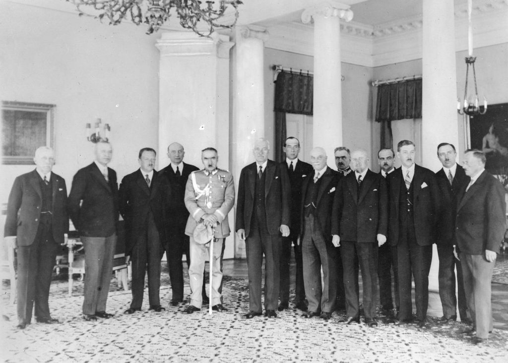 Członkowie rządu, na którego czele w sierpniu 1930 roku stanął Józef Piłsudski (domena publiczna).