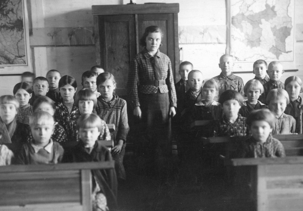 Tuż przed wybuchem II wojny światowej blisko 10% dzieci objętych obowiązkiem szkolnym nie pobierało nauki (domena publiczna).