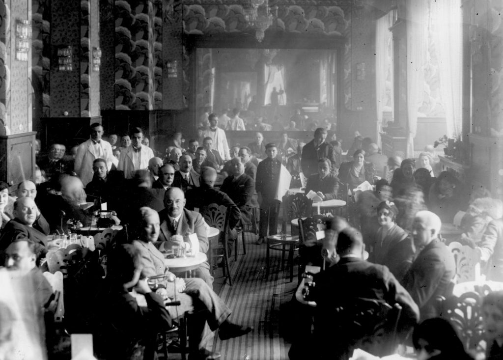 Na wizytę w kawiarni "George" mogli pozwolić sobie tylko zamożni. Jak widać na zdjęciu z 1932 roku goście dopisywali (domena publiczna).