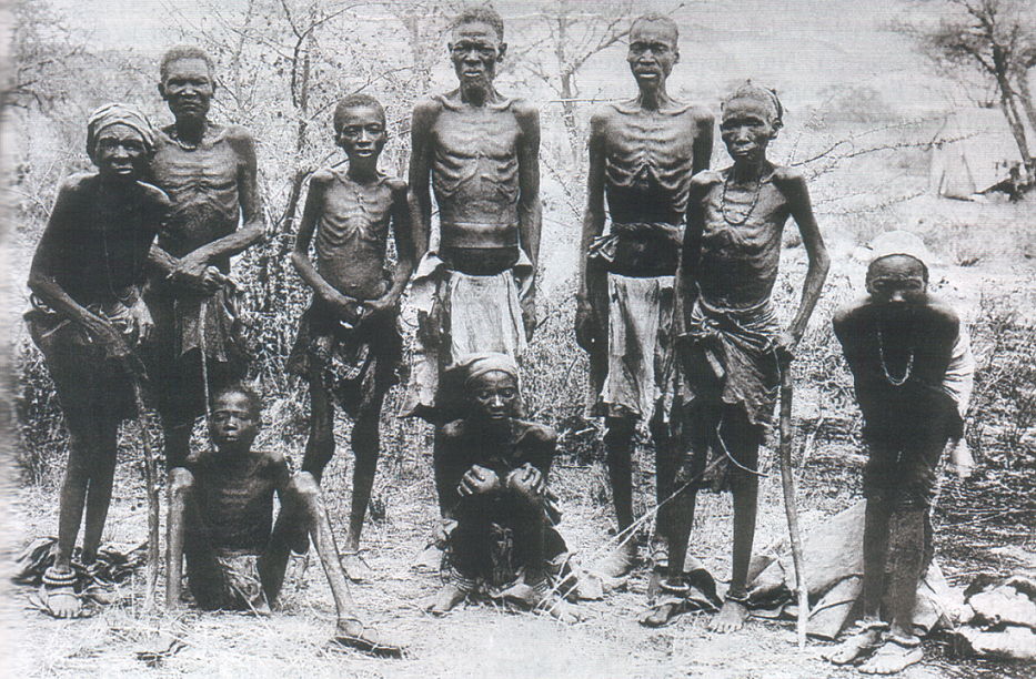 Niemcy z Afryce Południowo-Zachodniej dopuścili się ludobójstwa na masowa skalę. Na zdjęciu członkowie plemienia Herero, którym udało się przeżyć (domena publiczna).