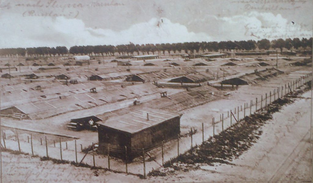 Obóz jeniecki w Strzałkowie stworzyli Niemcy. W okresie wojny polsko-bolszewickiej przetrzymywano tam czerwonoarmistów (domena publiczna).