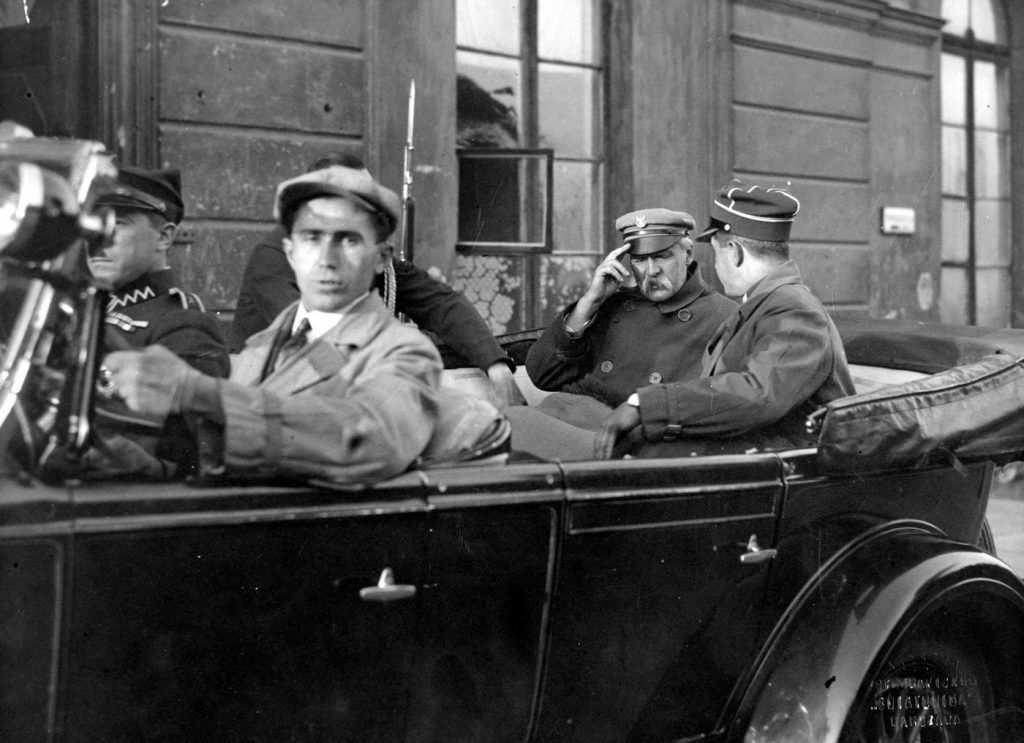 Piłsudski osobiście zaznaczał kto ma być aresztowany (domena publiczna).