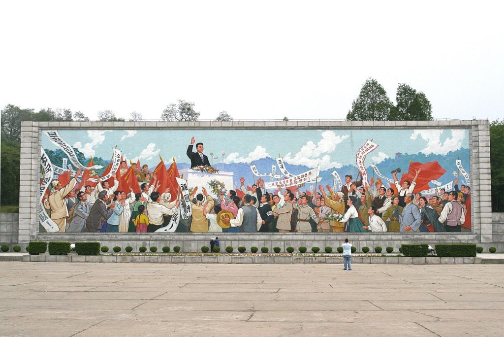 Propagandowy mural w Pjongjangu przedstawiający młodego Kim Ir Sena przemawiającego do tłumu (Gilad Rom/CC BY 2.5).
