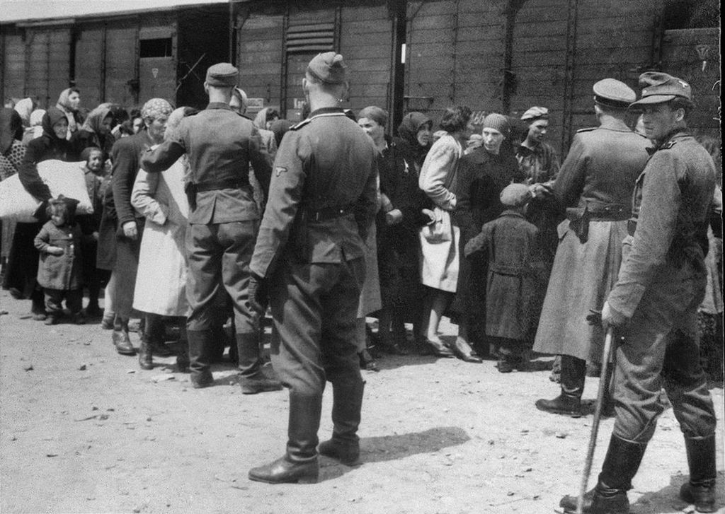 Strażnicy z Auschwitz nie tylko sami znęcali się nad więźniami ale zmuszali także do tego samych osadzonych. Zdjęcie poglądowe (domena publiczna).